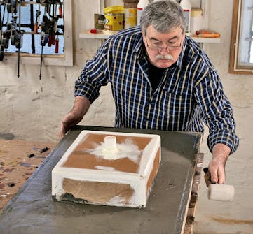 Små slag med gummihammare på kanten av formen Små slag med gummihammare på kanten av formen